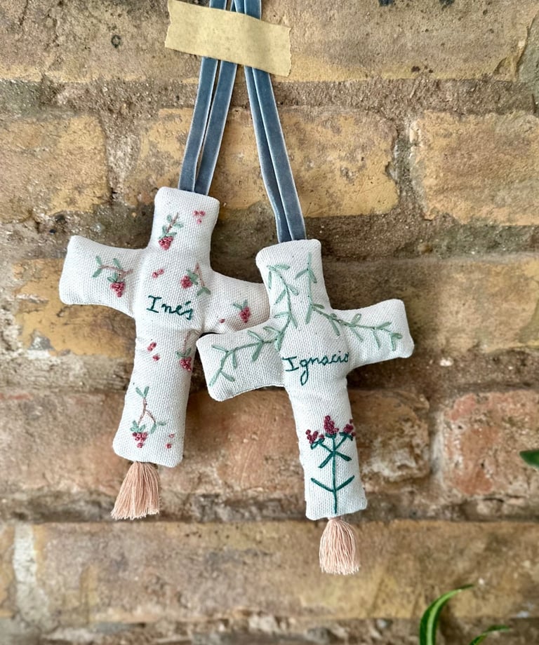 cruces bordadas a mano