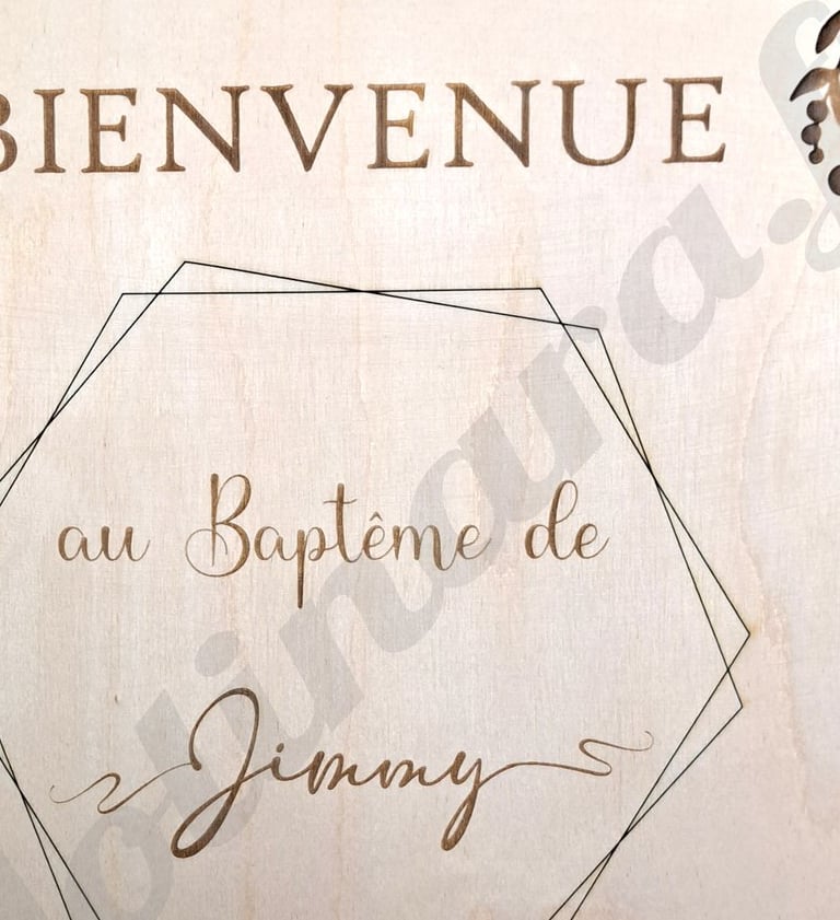 Panneau de bienvenue en bois présentant un évènement