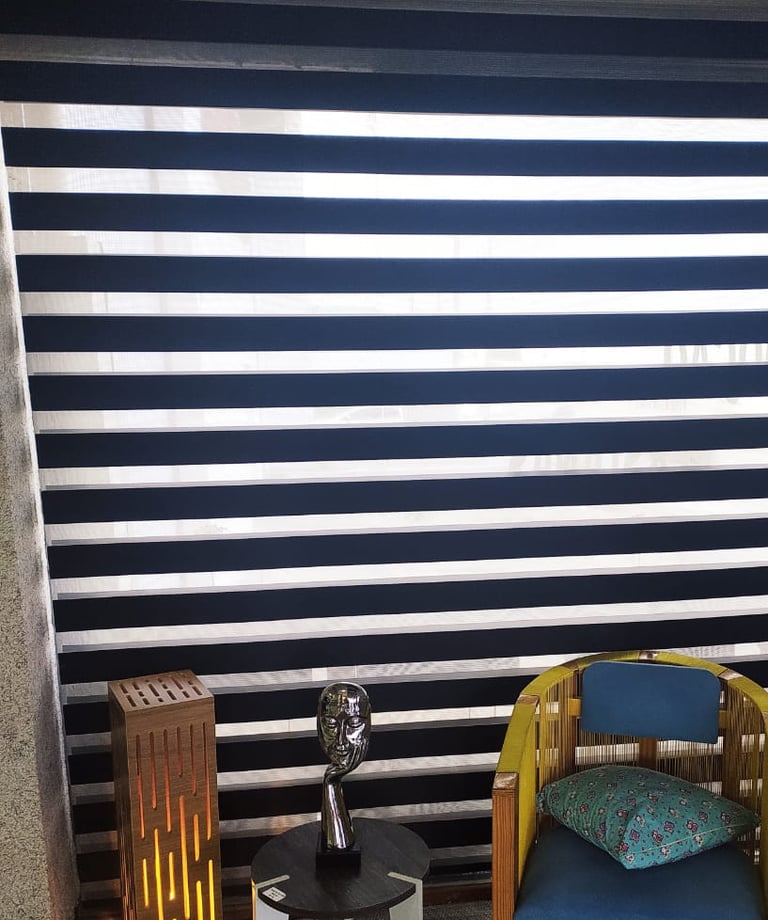 PERSIANAS COM CONTROLE DE LUZ