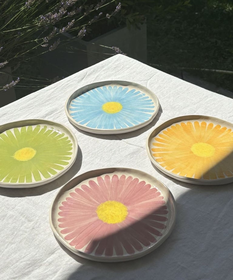 assiettes fleurs bleu orange vert rose
