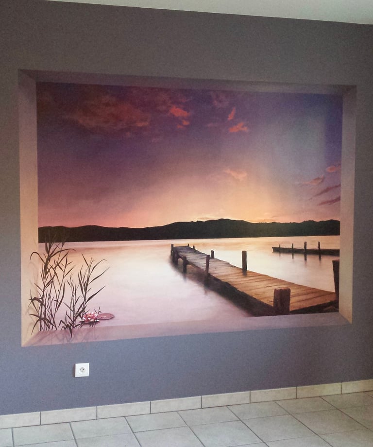 Une fresque accueillante pour une chambre d'amis, un paysage au bord de l'eau au coucher du soleil, qui invite à la rêverie