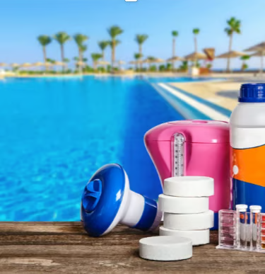 Pastilhas de cloro de piscina e kit de teste de água em um deck de madeira perto de uma piscina de r