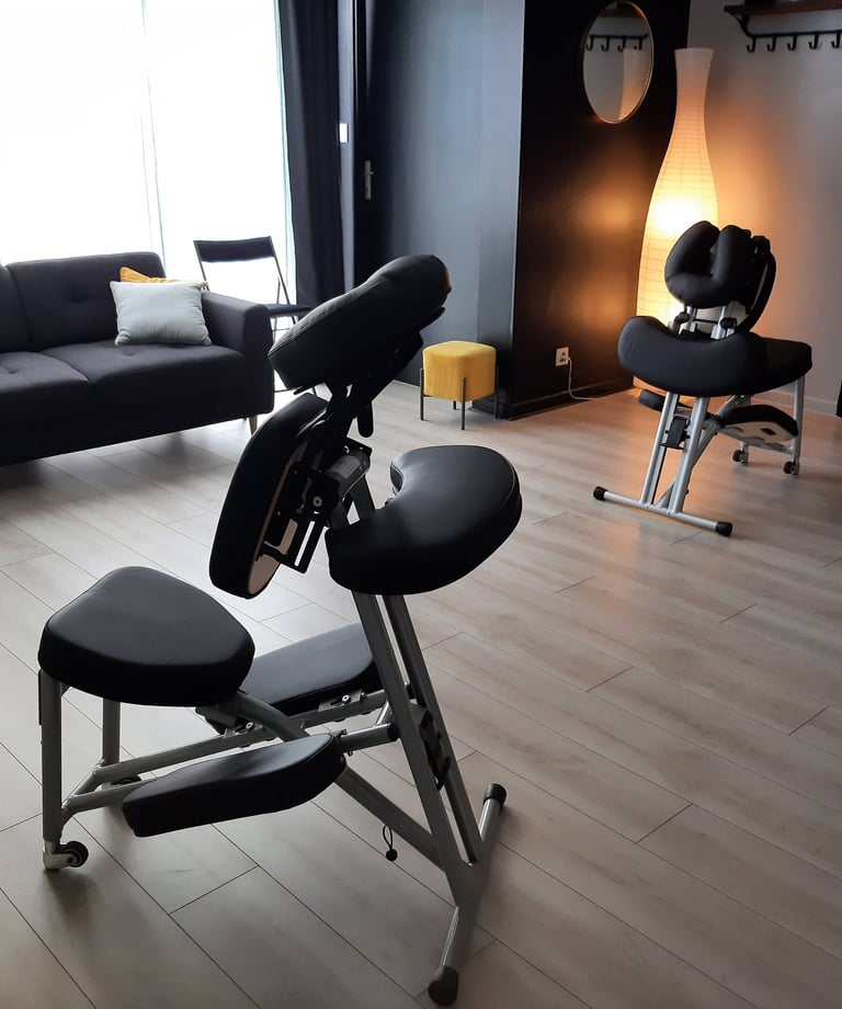 vu intérieur chez bretizen avec chaises de massage