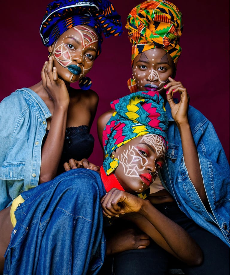 femmes africaines avec turbans ou coiffes et boucles d'oreilles en wax et vestes en jean