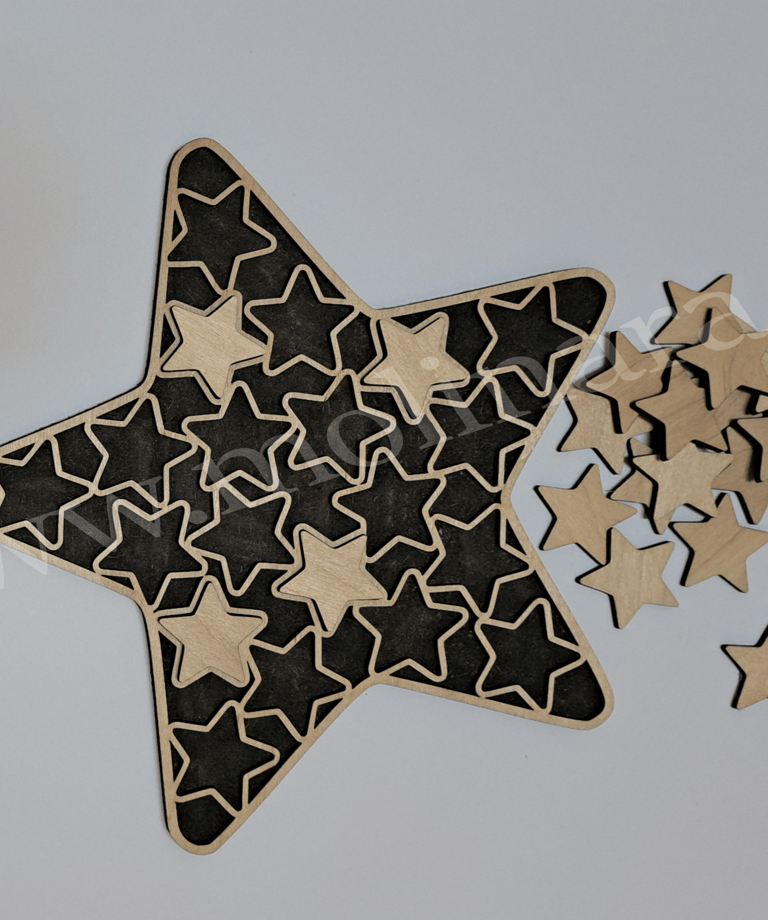 un livre d'or en bois en forme d'étoile comme un puzzle avec des étoiles