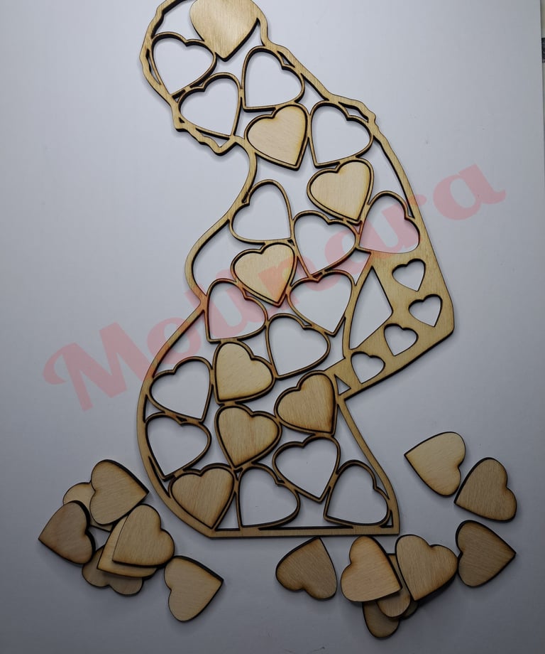 un livre d'or en bois en forme de femme enceinte comme un puzzle avec des cœurs