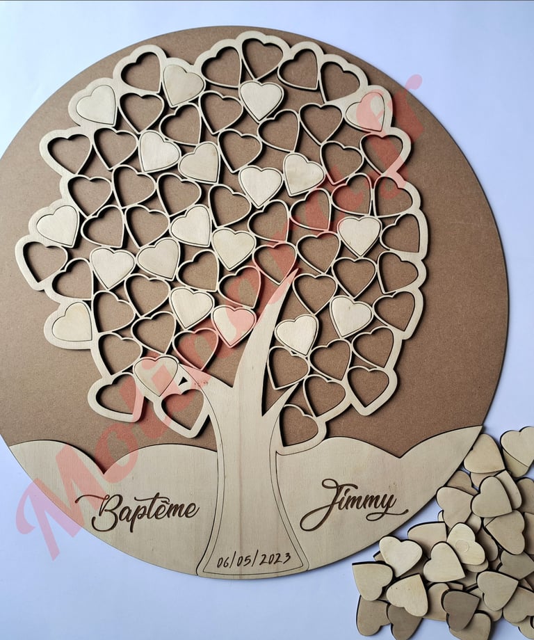 un livre d'or en bois en forme d'arbre comme un puzzle avec des cœurs