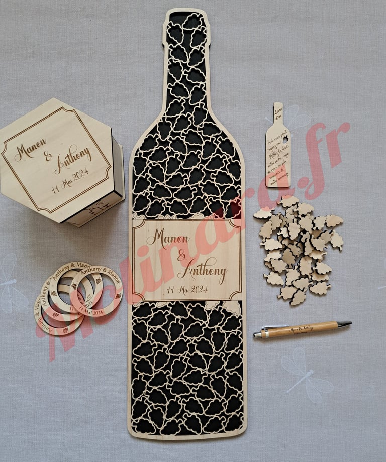 un livre d'or en bois en forme de bouteille de vin comme un puzzle avec des grappes de raisin