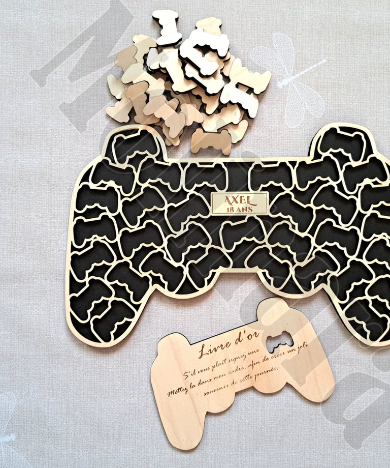 un livre d'or en bois en forme de manette de console de jeux vidéo comme un puzzle