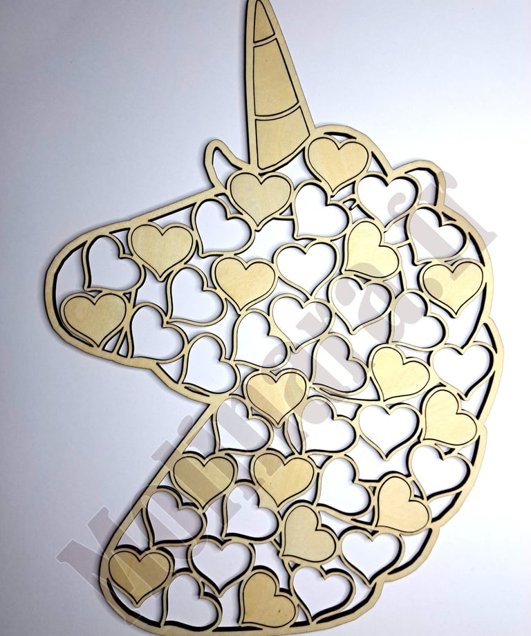 un livre d'or en bois en forme de tête de licorne comme un puzzle avec des cœurs