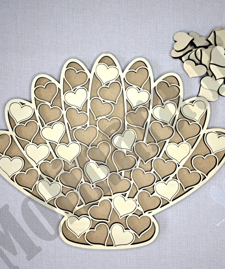 un livre d'or en bois en forme de coquillage comme un puzzle avec des cœurs