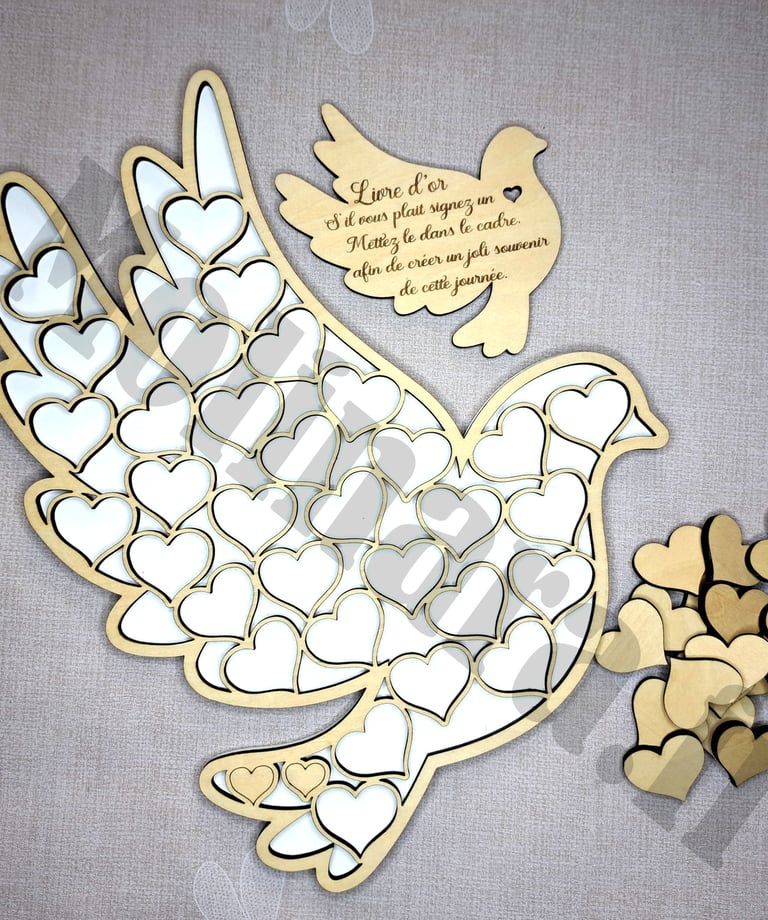 un livre d'or en bois en forme de colombe comme un puzzle avec des cœurs
