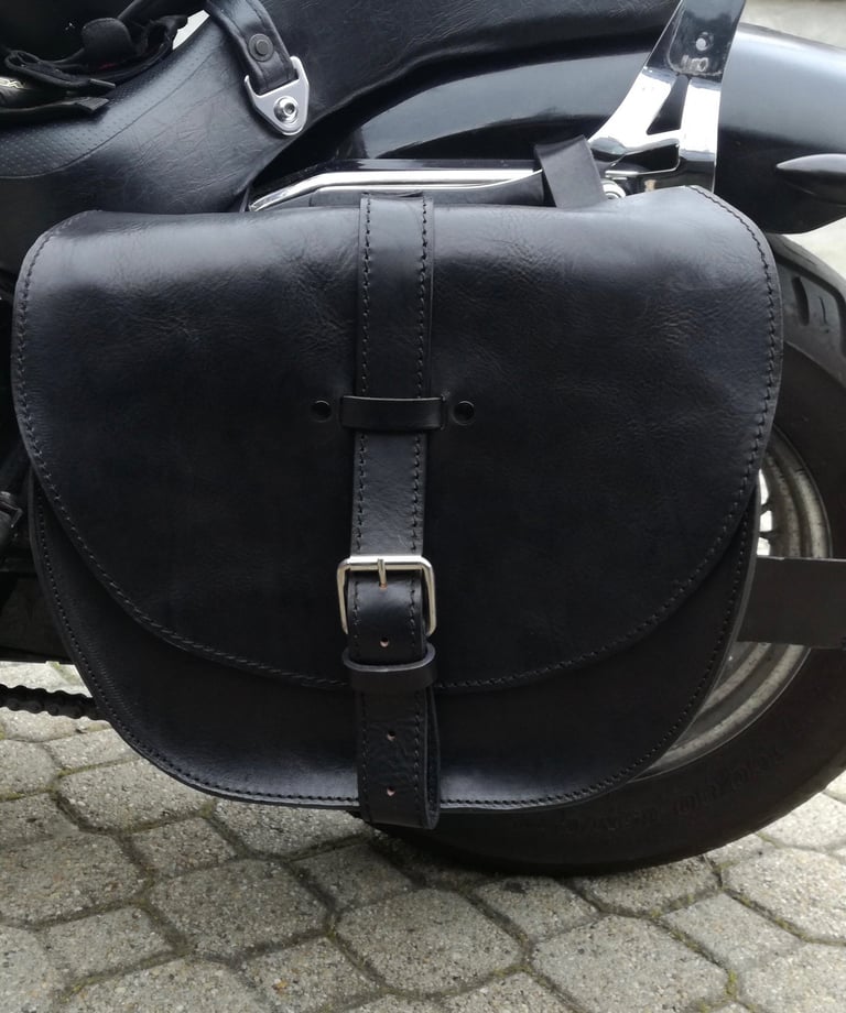 Borsa per moto in cuoio nero di MaxCuoio montata sul lato ruota di una moto