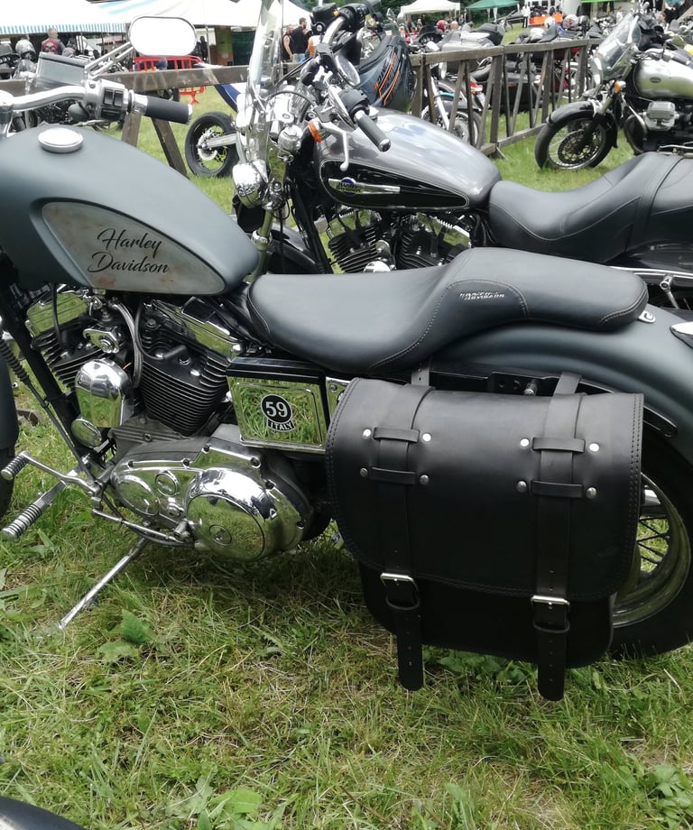 Borsa per moto in cuoio nero MaxCuoio agganciata sul lato ruota di una moto