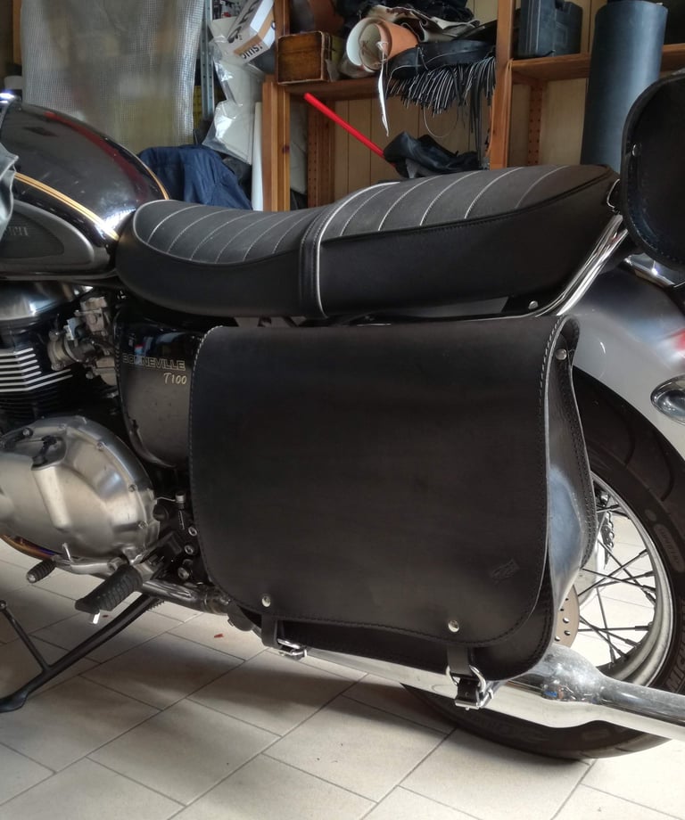 Borsa per moto in cuoio nero per modello Triumph, creata a mano da MaxCuoio