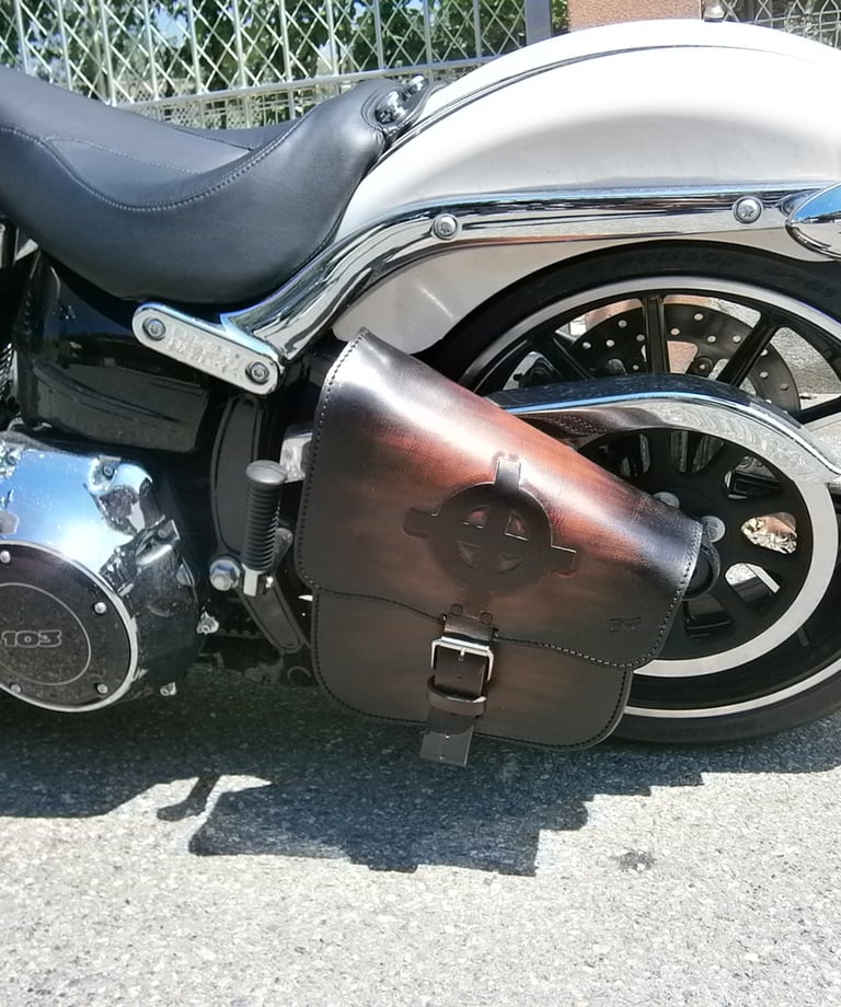 Borsa per moto in cuoio marrone con logo cerchio e croce per moto Sportster di MaxCuoio