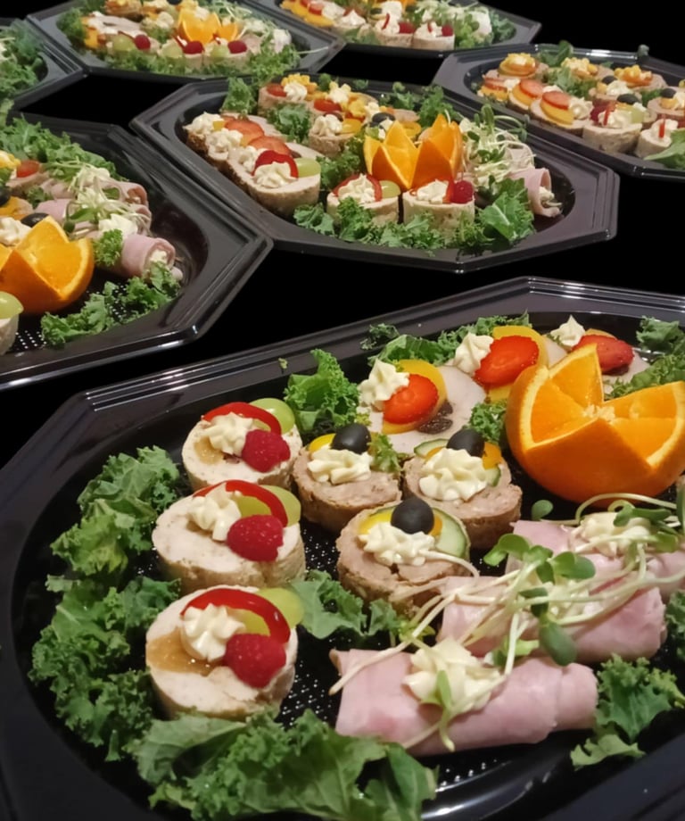 Zimny bufet z garmażerką – elegancko podane przekąski w galarecie, jajka faszerowane, roladki mięsne i sałatki na półmiskach,