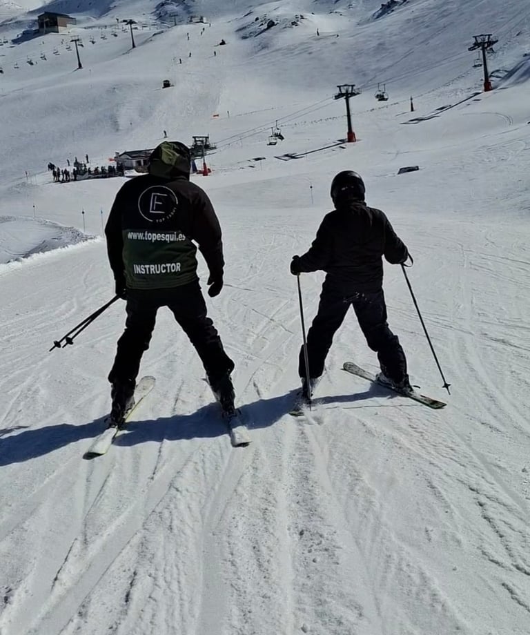 Monitor de ski en Sierra Nevada, con su alumno dando una clase de esquí privada