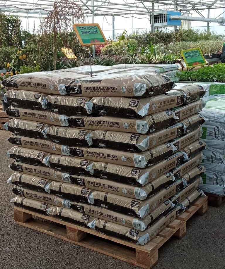 Pile de sacs de terreau dans une jardinerie