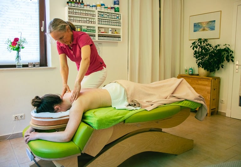 Silke Gesing massiert eine Frau