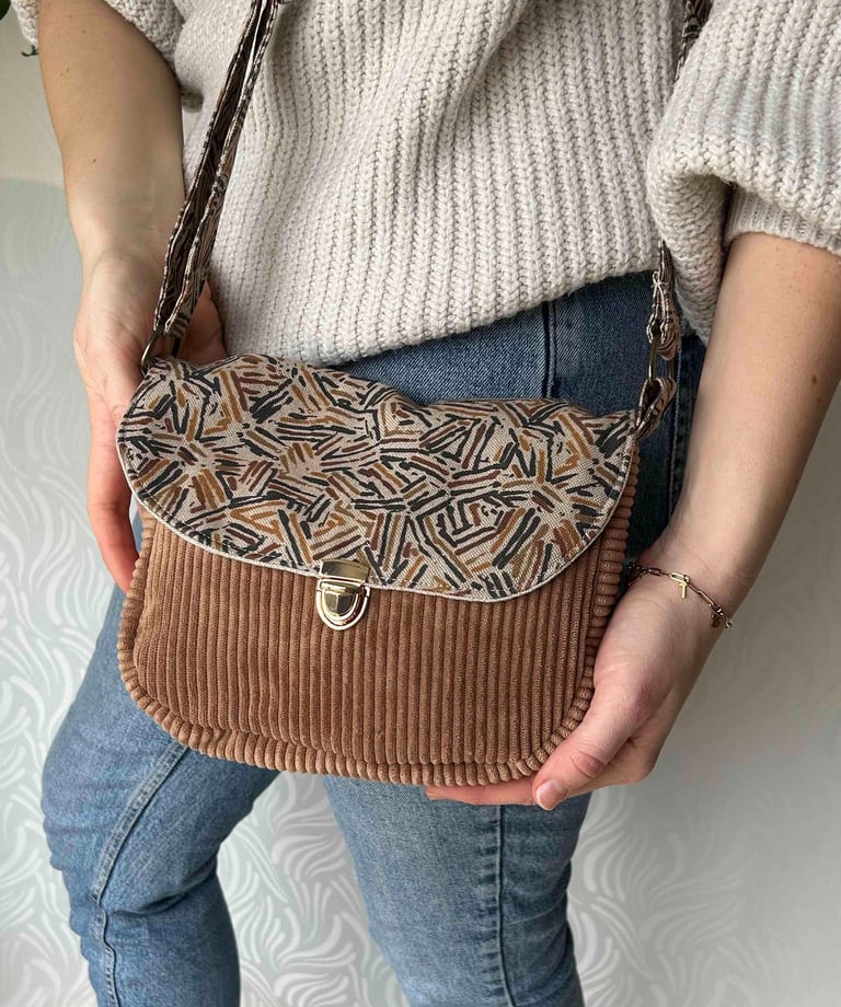 Sac à bandoulière en velours côtelé marron fait main, orné d'un rabat à motifs géométriques