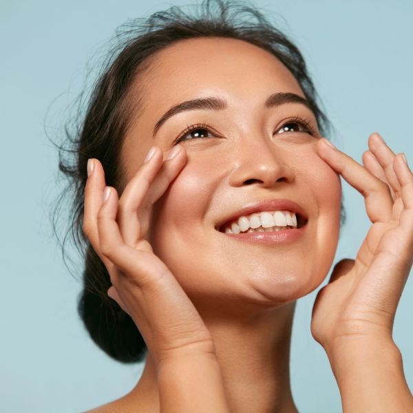 Mujer aplicando su rutina de cuidado facial 