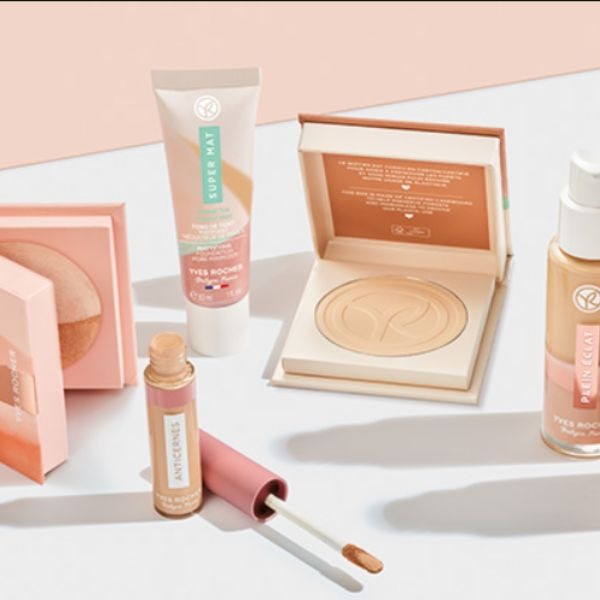 Productos Yves Rocher de maquillaje organizados sobre tocador