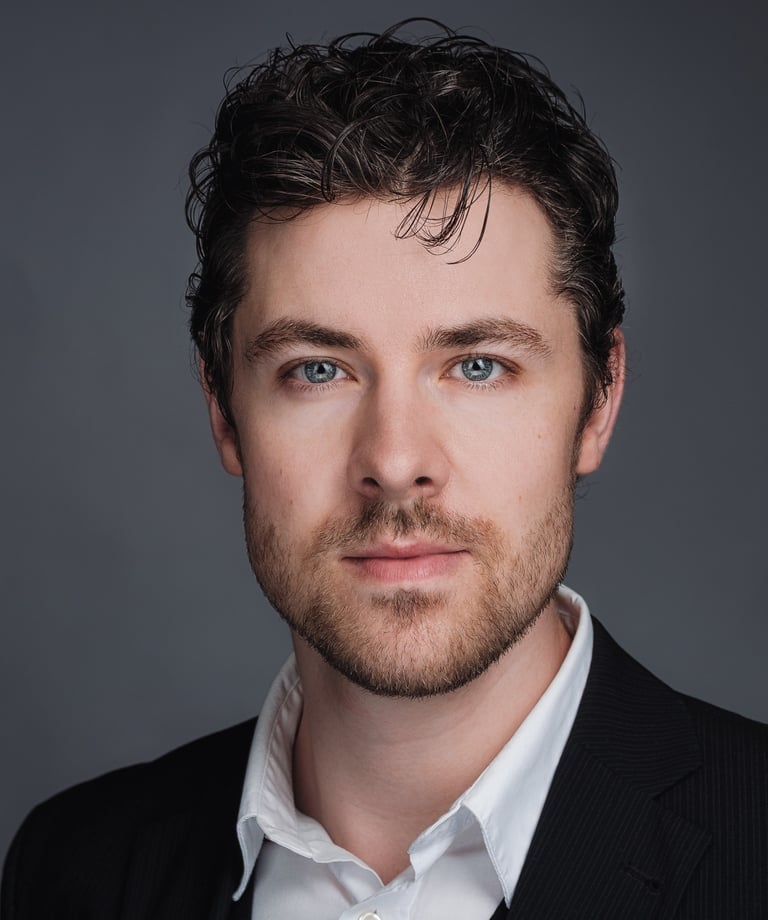 Corporate headshot voor LinkedIn-profiel, strak en professioneel belicht in studio.