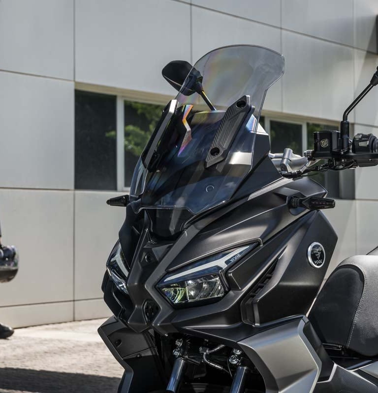 moteris odine striuke ir motociklininko šalmu