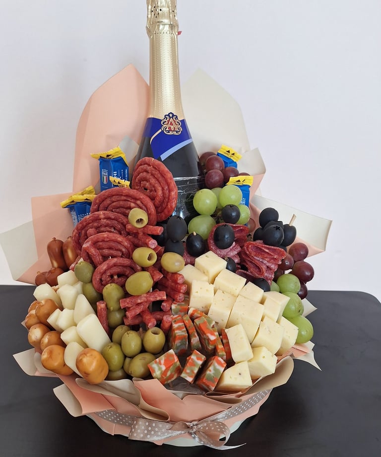 Maisto puokštė iš dešrelių ir sūrio su šampanu. Panevėžyje