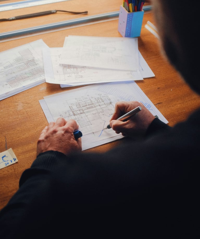 Plan de travail d'un concepteur en pleine création manuelle.