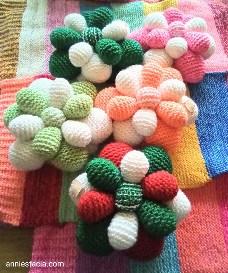 Decorative pillows in different sizes and colors