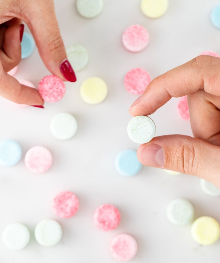 Foto de todos nuestros modelos de pastillas de limpieza ecológicas, diseñadas para ofrecer soluciones sostenibles y efectivas