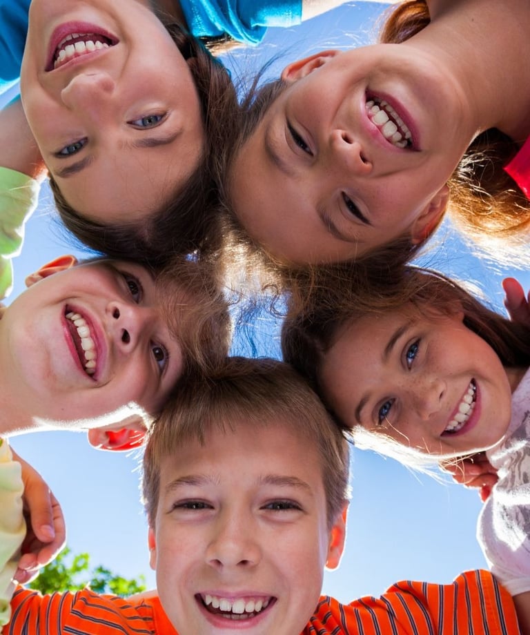 Kinder im Kreis lachen Korijeni Schnupperkurs