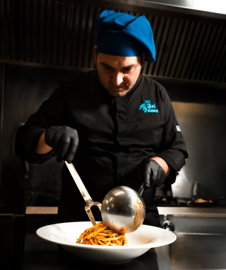 Chef Vito Amodio impiatta il tagliolino allo scampone