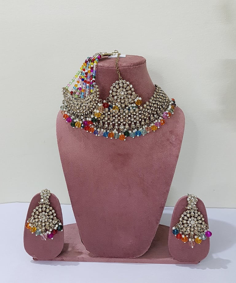 a necklace and earrings with maangtikka and pasa