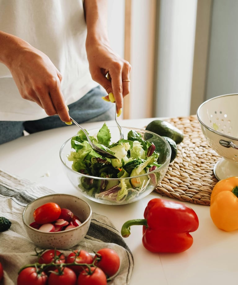 une femme prépare une salade dans un saladier