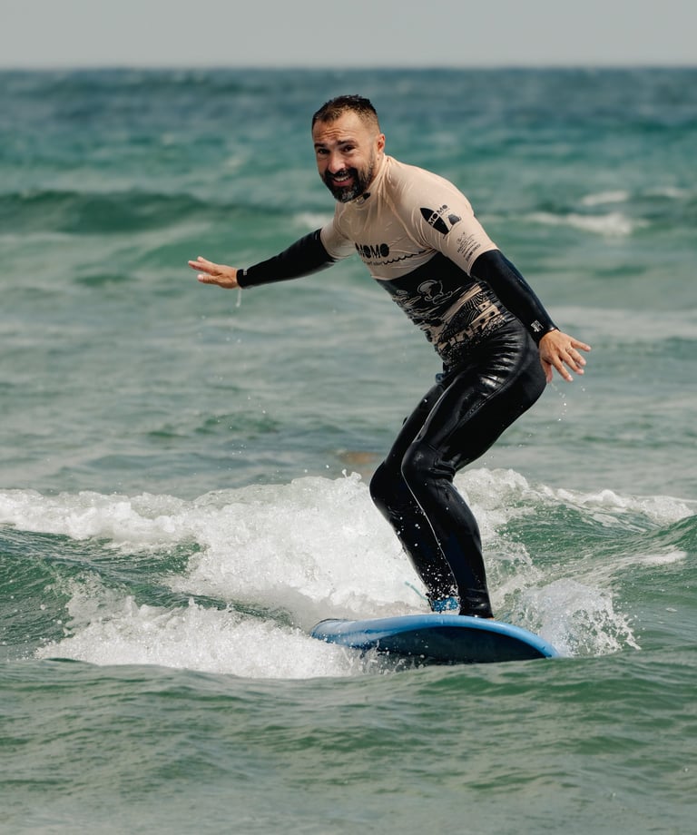 eleve de momo surf school entrain de surfer sur sa planche