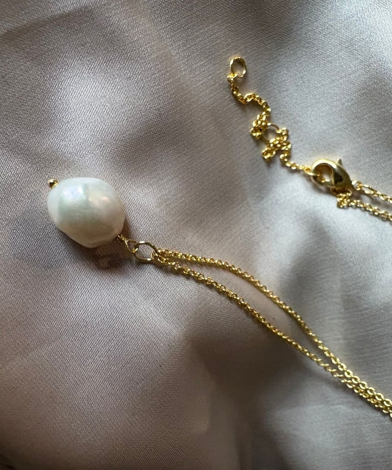 a pearl necklace with a pearl necklace