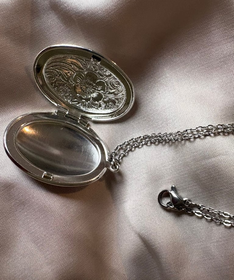 a silver locke locke locke locke with a silver locke