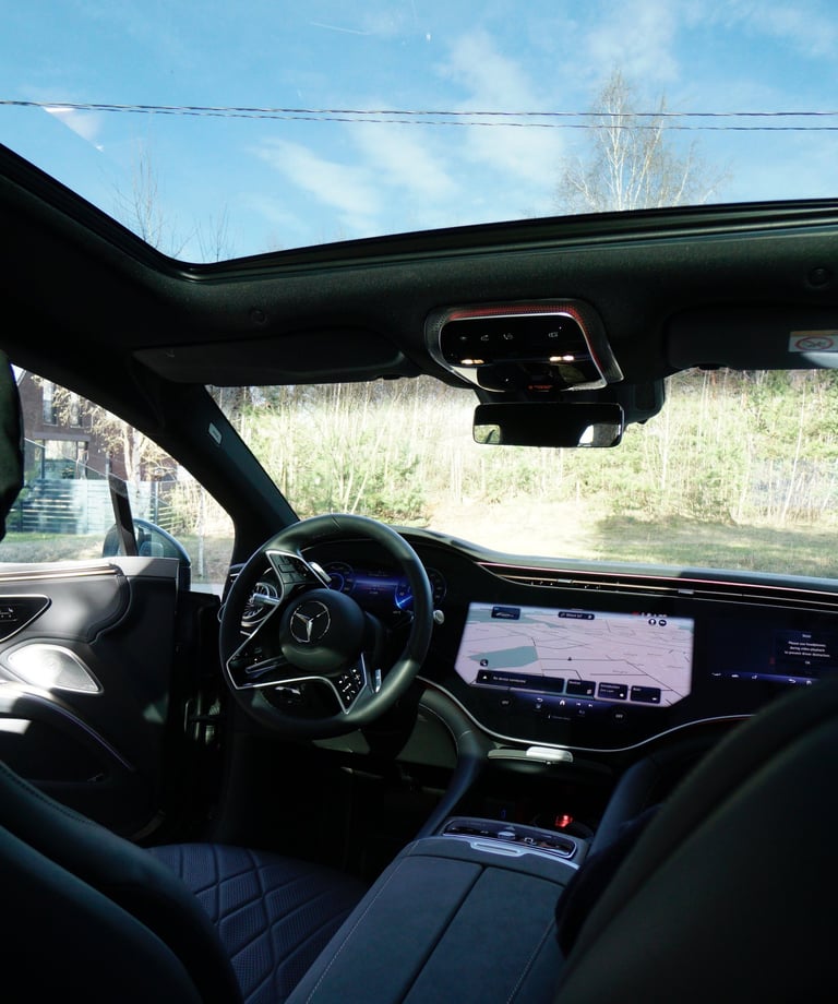 Prabangaus Mercedes automobilio salonas su dideliu ekranu ir odinėmis sėdynėmis po profesionalaus sa