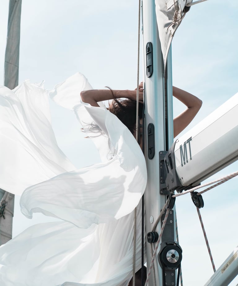 portrait artistique d'une femme en robe de mariee sur un voilier