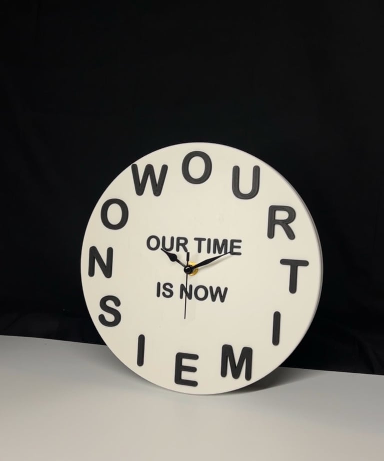 Moderne Wanduhr vor schwarzem Hintergrund