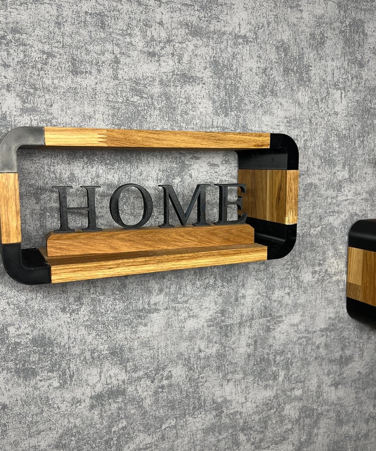 Wandregal Eiche - The Pill an einer Wand mit Home Schild