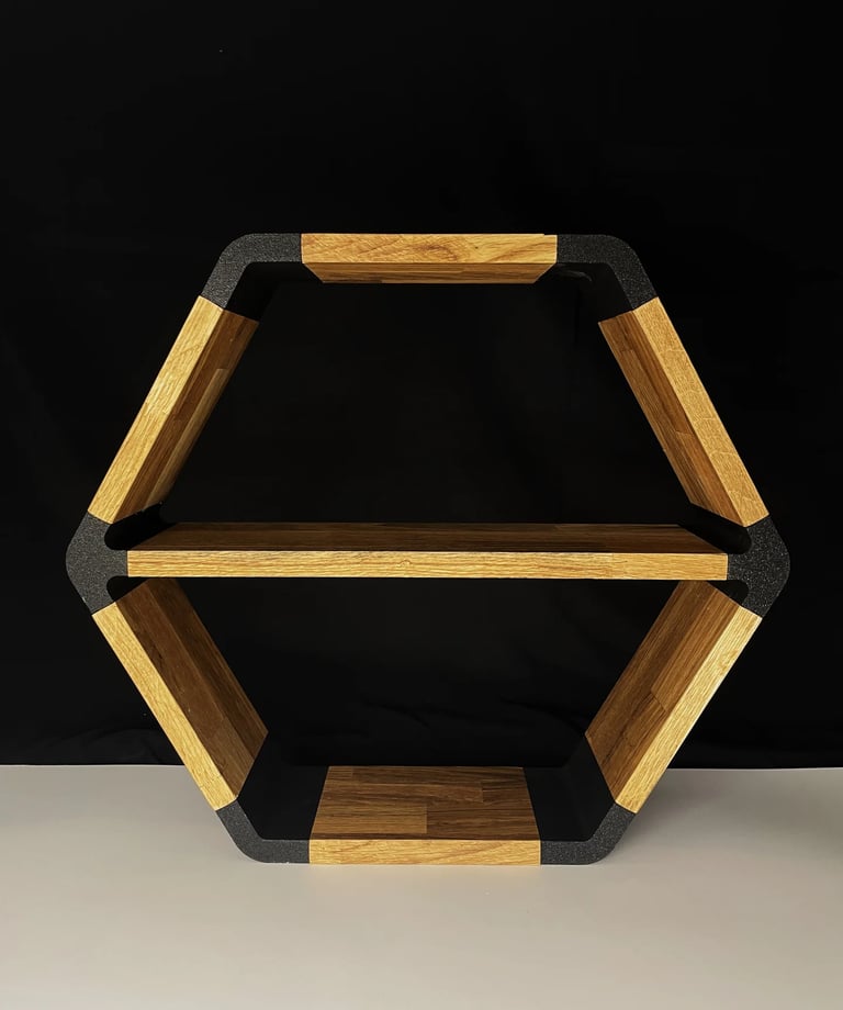 Wandregal Eiche - The Hexa vor einem schwarzen Hintergrund