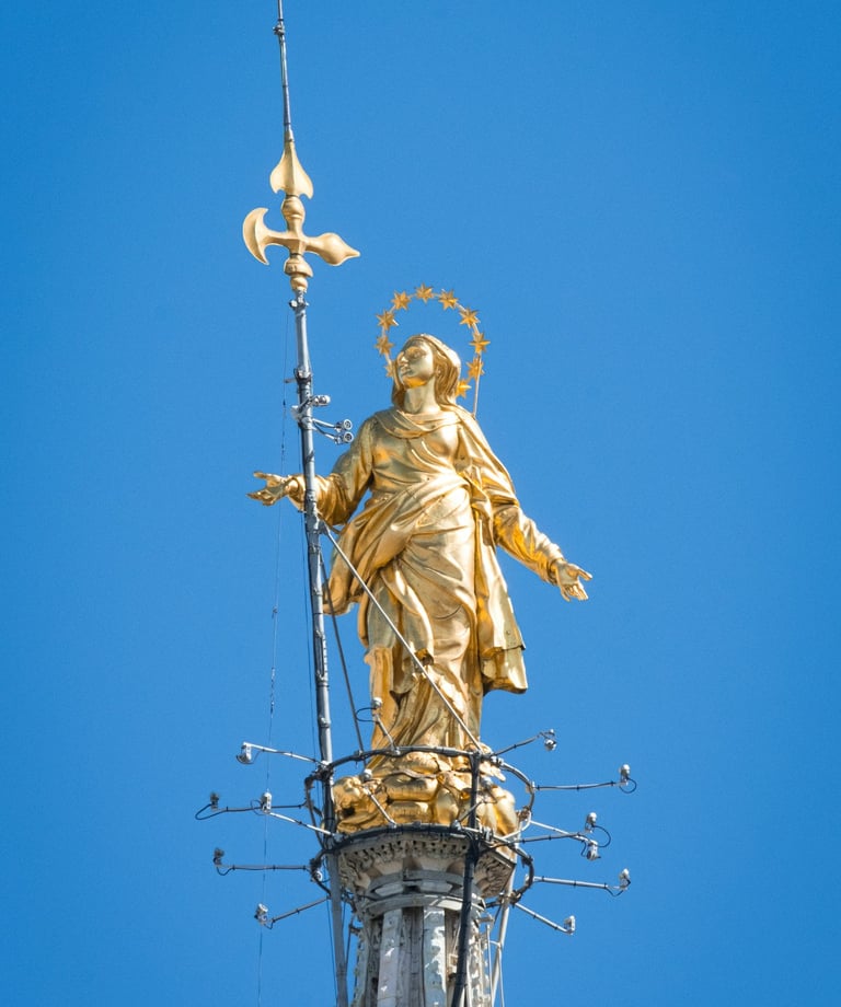 eine Statue einer Frauenstatue auf einem hohen Turm