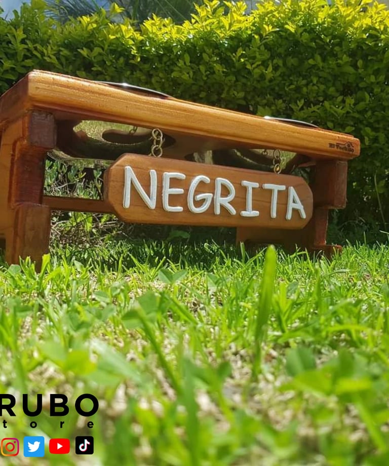 un cartel de madera que dice negrita un comedero para perros pequeños