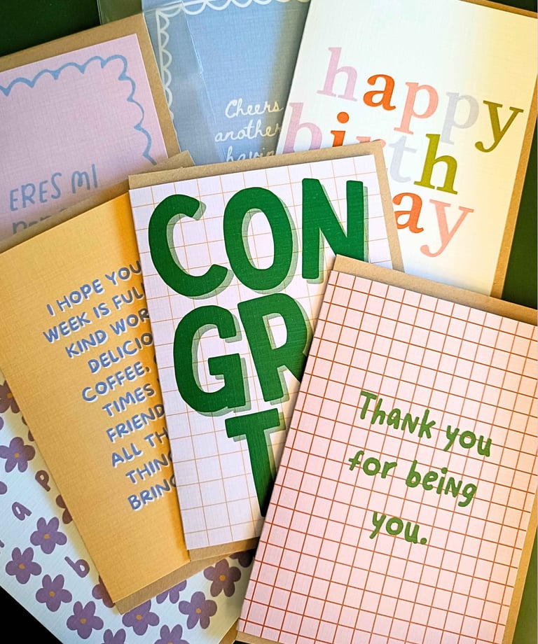 Tarjetas coloridas con ilustraciones