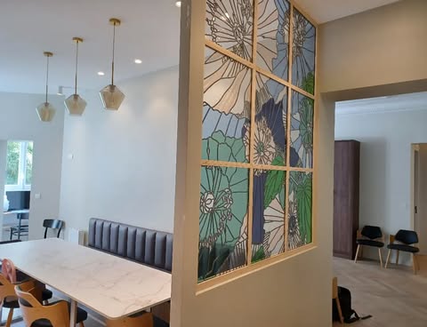 Verrière intérieure sur-mesure et cloison vitrée aux motifs végétaux, signé Edith Théret