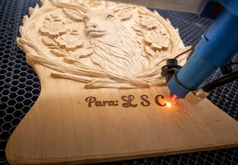 Grabado láser personalizado sobre pieza de madera como acabado final del perchero